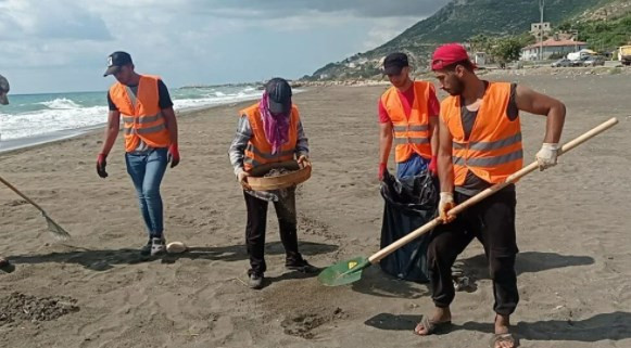 Samandağ sahilinde petrol atıkları elekle temizleniyor