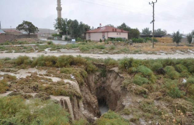 Konya'da yağmur sonrası dev yarıklar oluştu