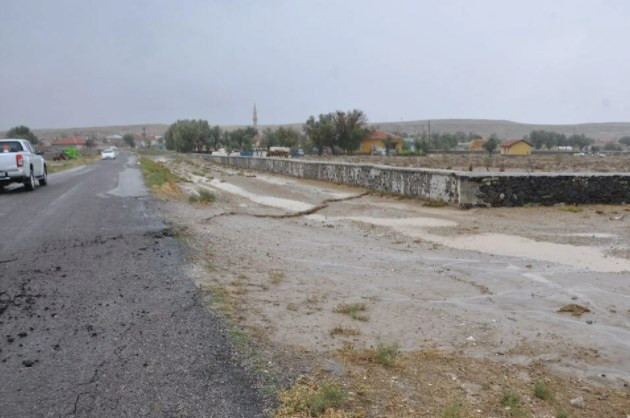 Konya'da yağmur sonrası dev yarıklar oluştu