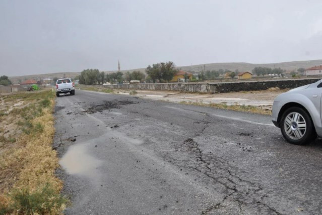 Konya'da yağmur sonrası dev yarıklar oluştu