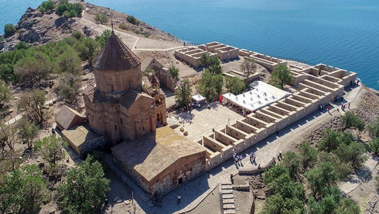 1 kilometreye ulaştı: Van Gölü'nde büyük tehlike!