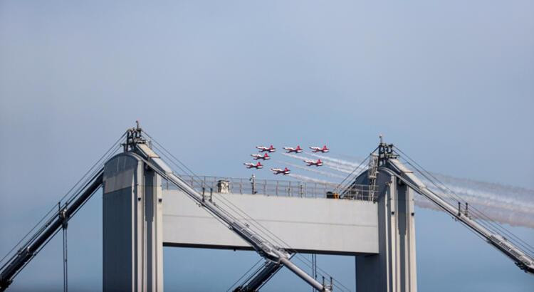 İstanbul Boğazı'nda Türk Yıldızları'ndan selamlama uçuşu