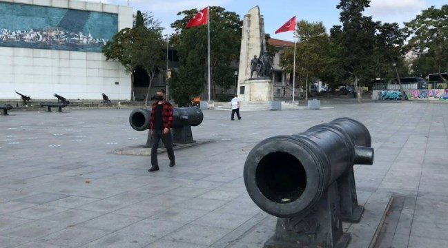 Fotoğraf çektirmek için girdiği tarihi topun içinden çıkamadı