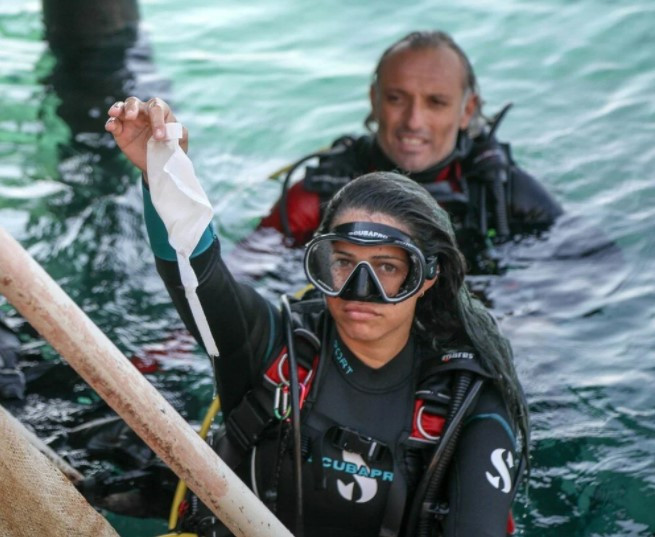 Deniz tabanı maske ve eldiven dolu