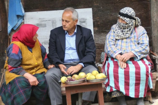 Atandığı ülkeye gidemeyen büyükelçi, kendini bahçe işlerine verdi