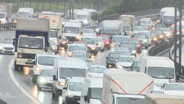 İstanbul'da trafik yoğunluğu yüzde 70'e dayandı!