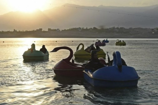 Taliban askerleri eğlence parkında: Korsan gemisi ve kuğu bota bindiler