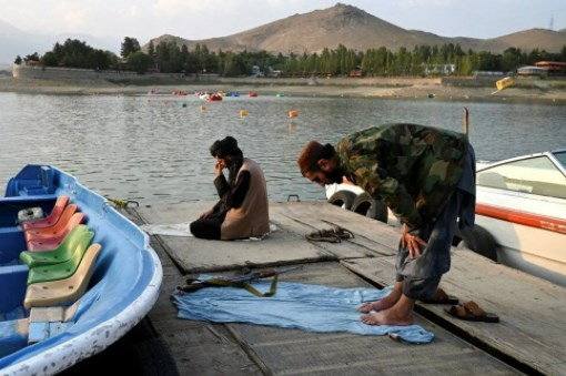 Taliban askerleri eğlence parkında: Korsan gemisi ve kuğu bota bindiler