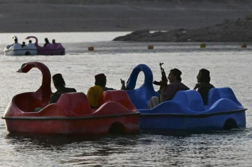 Taliban askerleri eğlence parkında: Korsan gemisi ve kuğu bota bindiler