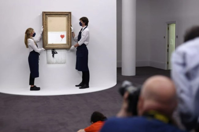 Banksy'nin kendini doğrayan Balonlu Kız eseri açık artırmaya çıkıyor