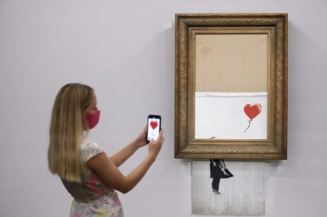 Banksy'nin kendini doğrayan Balonlu Kız eseri açık artırmaya çıkıyor