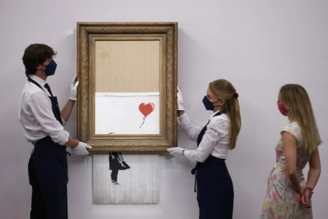 Banksy'nin kendini doğrayan Balonlu Kız eseri açık artırmaya çıkıyor