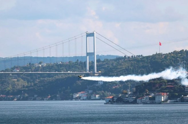 Dünya rekorunu İstanbul Boğazı'nda kutladı