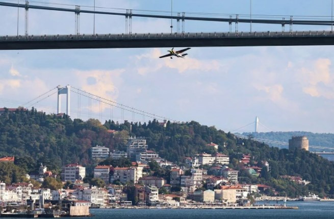 Dünya rekorunu İstanbul Boğazı'nda kutladı