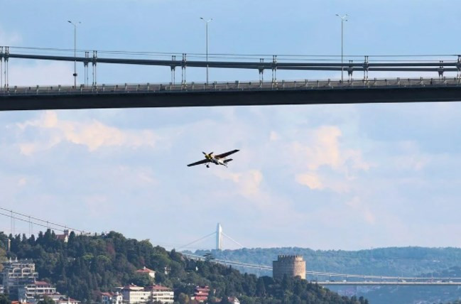 Dünya rekorunu İstanbul Boğazı'nda kutladı