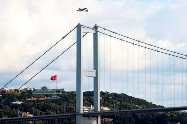 Dünya rekorunu İstanbul Boğazı'nda kutladı