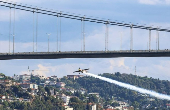 Dünya rekorunu İstanbul Boğazı'nda kutladı