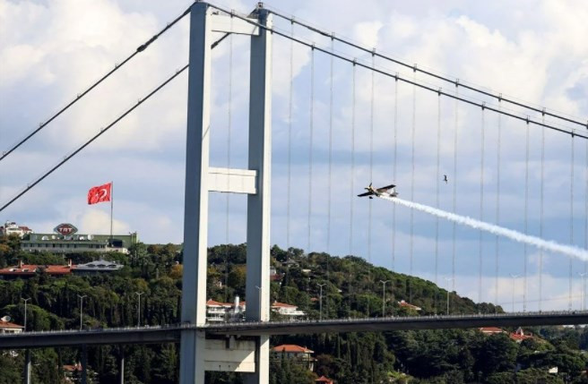 Dünya rekorunu İstanbul Boğazı'nda kutladı