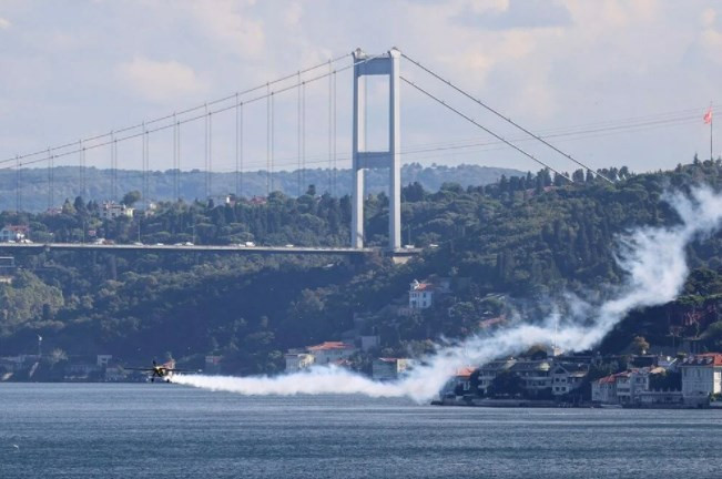 Dünya rekorunu İstanbul Boğazı'nda kutladı