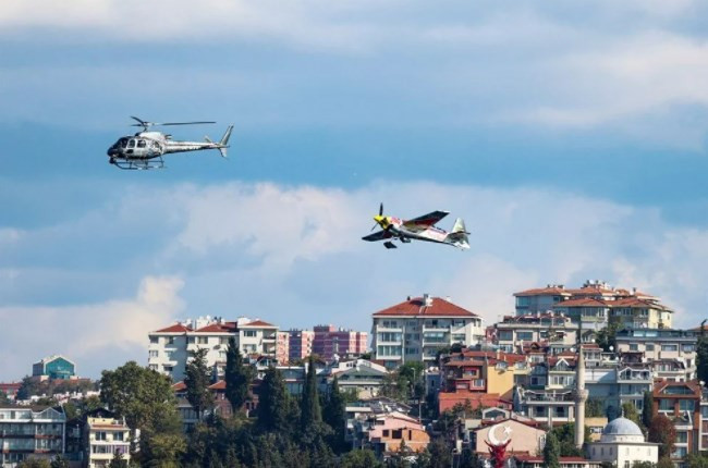 Dünya rekorunu İstanbul Boğazı'nda kutladı