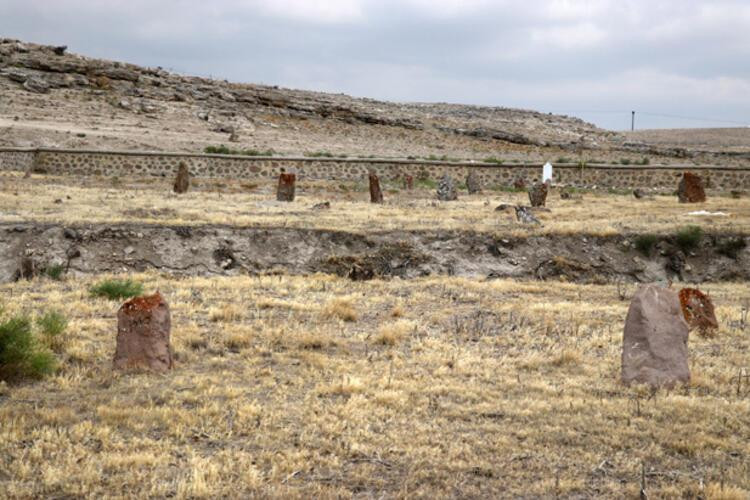 Yine Konya yine obruk! Yer yarıldı, mezarlıklar ortaya çıktı