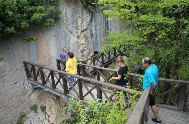 Bin esire yaptırılan 'Titus Tüneli'ne turist akını