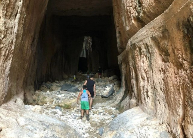 Bin esire yaptırılan 'Titus Tüneli'ne turist akını