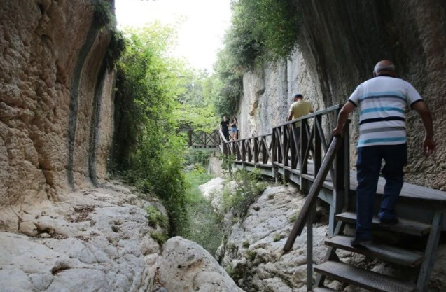 Bin esire yaptırılan 'Titus Tüneli'ne turist akını