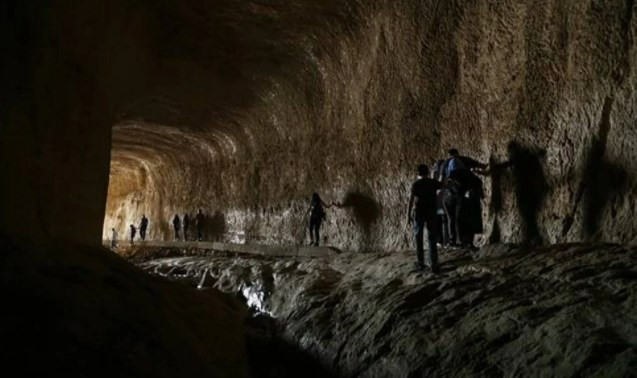 Bin esire yaptırılan 'Titus Tüneli'ne turist akını