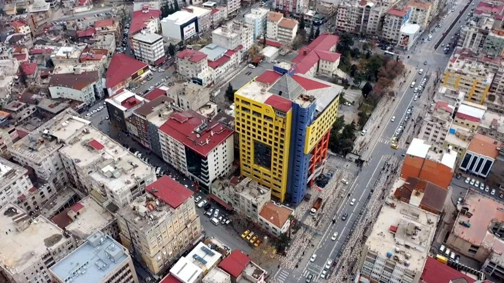 'En saçma bina' tarih oluyor: Yıkım başladı!