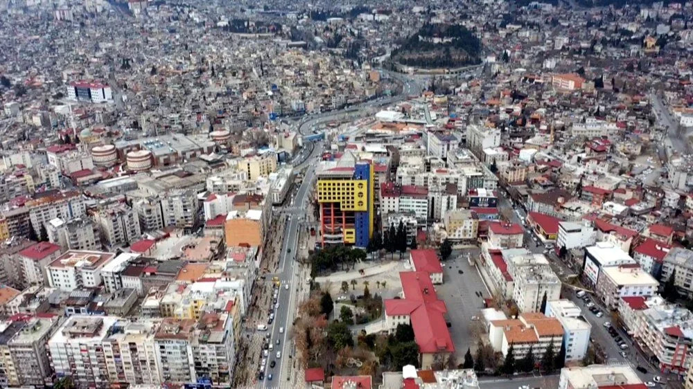 'En saçma bina' tarih oluyor: Yıkım başladı!