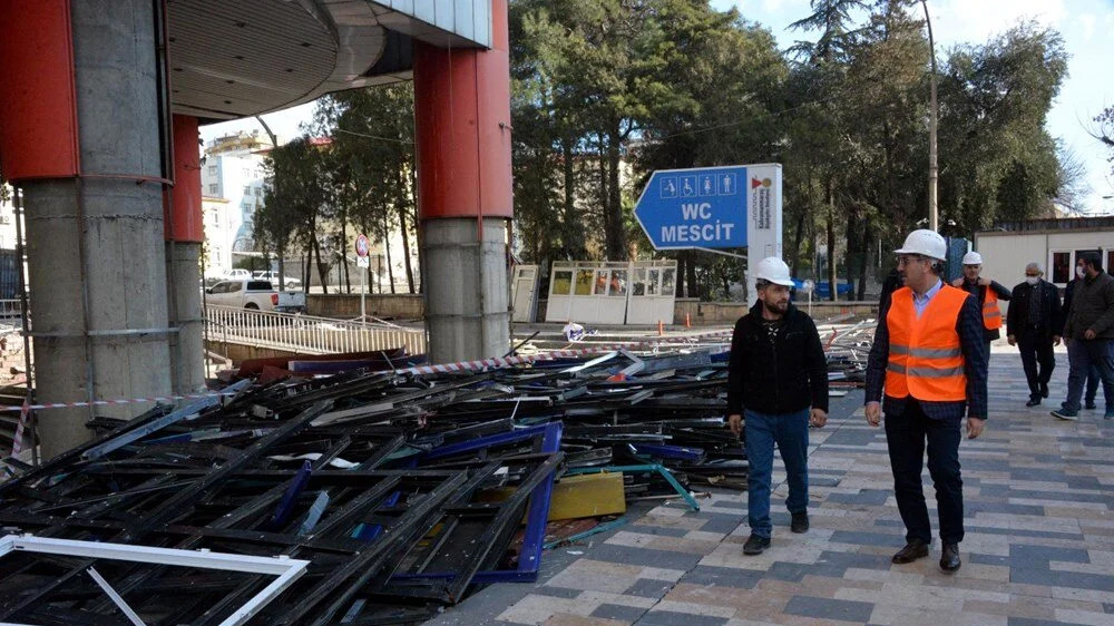 'En saçma bina' tarih oluyor: Yıkım başladı!