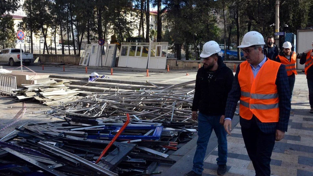 'En saçma bina' tarih oluyor: Yıkım başladı!