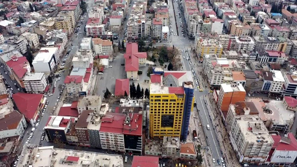 'En saçma bina' tarih oluyor: Yıkım başladı!