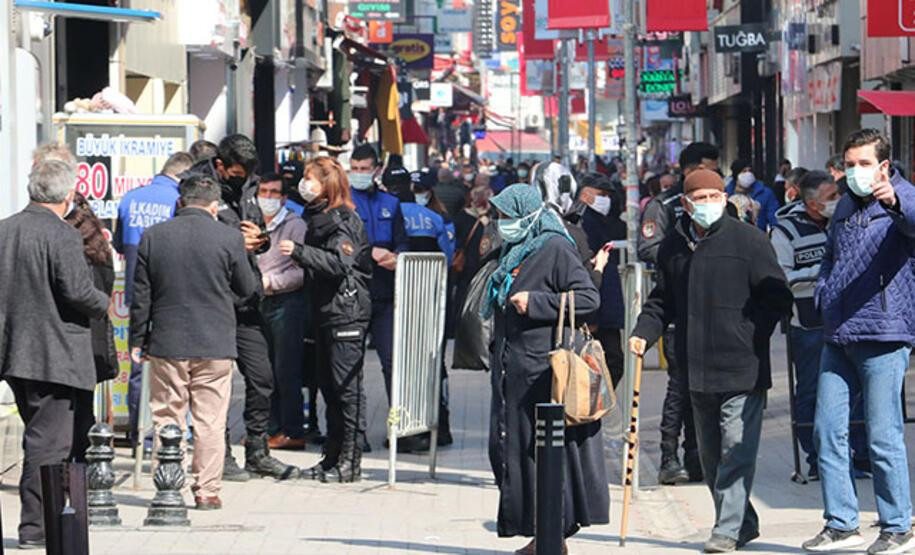 Omikron’a yakalanan Prof. Kurugöl: AVM'lere aşı şartı getirilmeli!