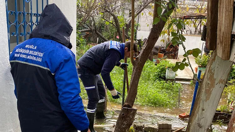 Turizm cennetinde evler sular altında kaldı!