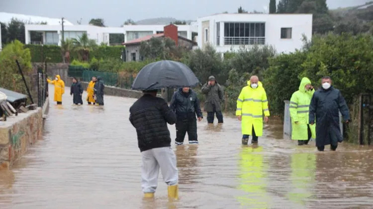 Turizm cennetinde evler sular altında kaldı!