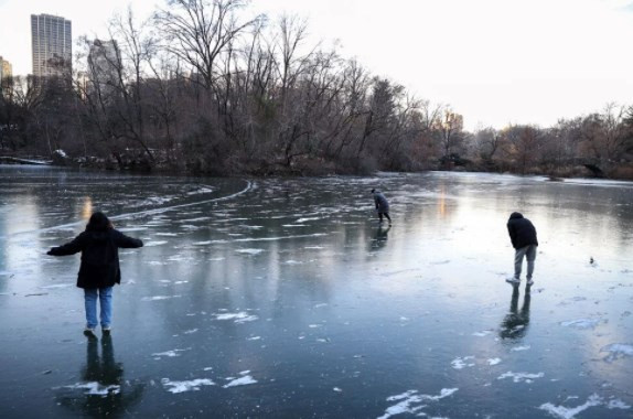 New York'ta aşırı soğuk nedeniyle Central Park'taki göl dondu