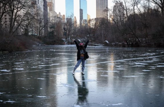 New York'ta aşırı soğuk nedeniyle Central Park'taki göl dondu