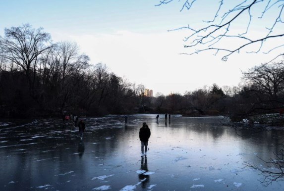 New York'ta aşırı soğuk nedeniyle Central Park'taki göl dondu