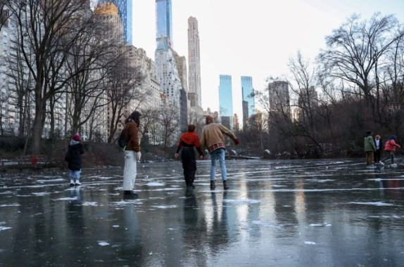 New York'ta aşırı soğuk nedeniyle Central Park'taki göl dondu