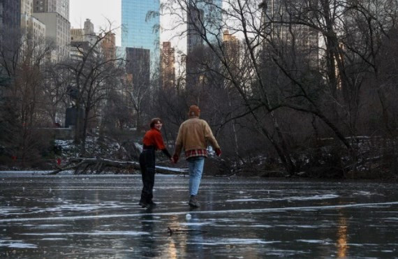 New York'ta aşırı soğuk nedeniyle Central Park'taki göl dondu