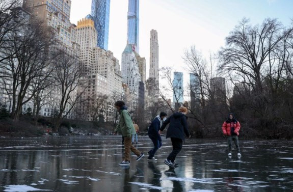 New York'ta aşırı soğuk nedeniyle Central Park'taki göl dondu