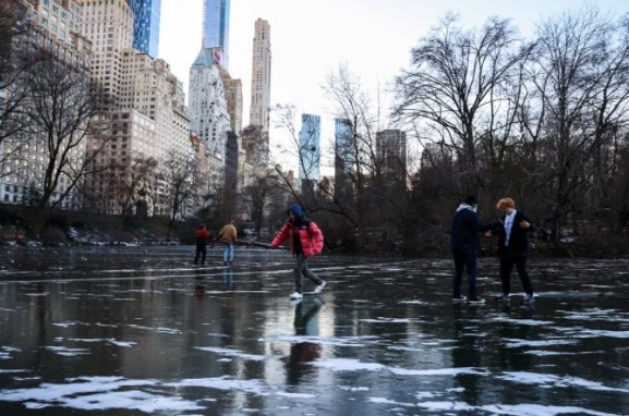 New York'ta aşırı soğuk nedeniyle Central Park'taki göl dondu