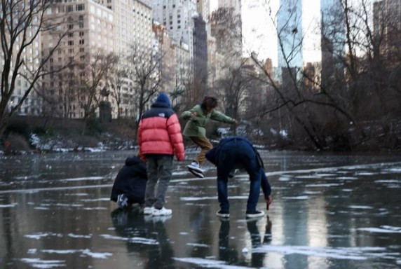 New York'ta aşırı soğuk nedeniyle Central Park'taki göl dondu