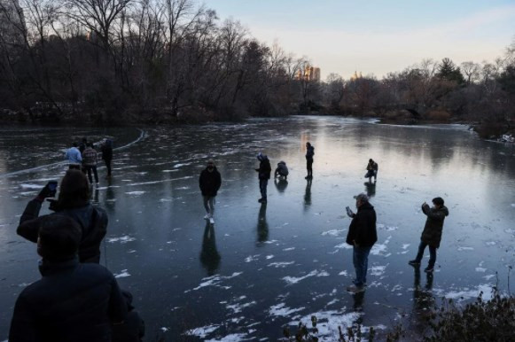 New York'ta aşırı soğuk nedeniyle Central Park'taki göl dondu