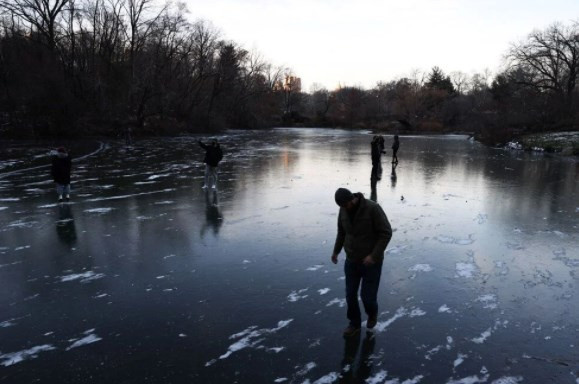 New York'ta aşırı soğuk nedeniyle Central Park'taki göl dondu