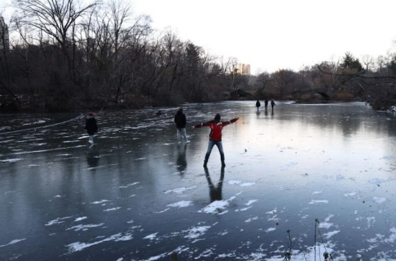 New York'ta aşırı soğuk nedeniyle Central Park'taki göl dondu