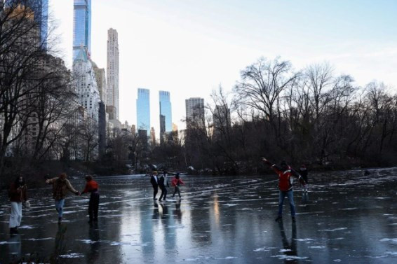 New York'ta aşırı soğuk nedeniyle Central Park'taki göl dondu