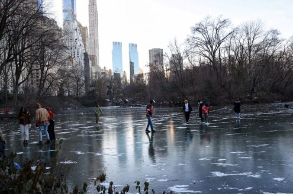 New York'ta aşırı soğuk nedeniyle Central Park'taki göl dondu